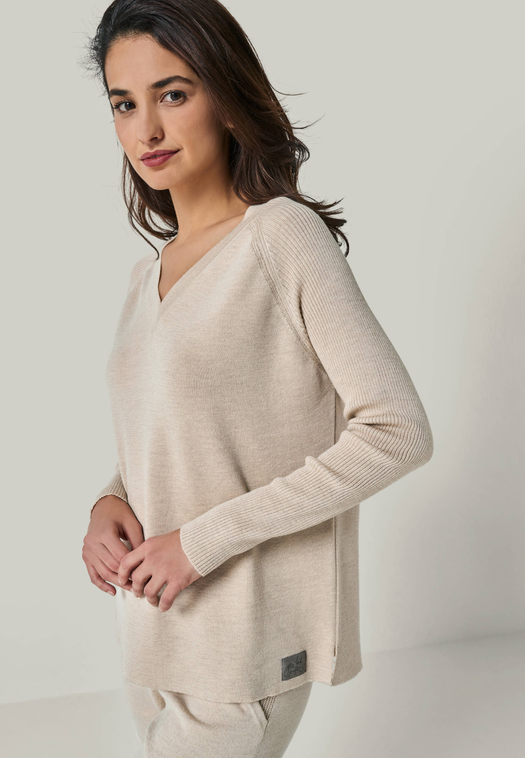 PULLOVER DORINA - Merino Pullover mit V-Ausschnitt