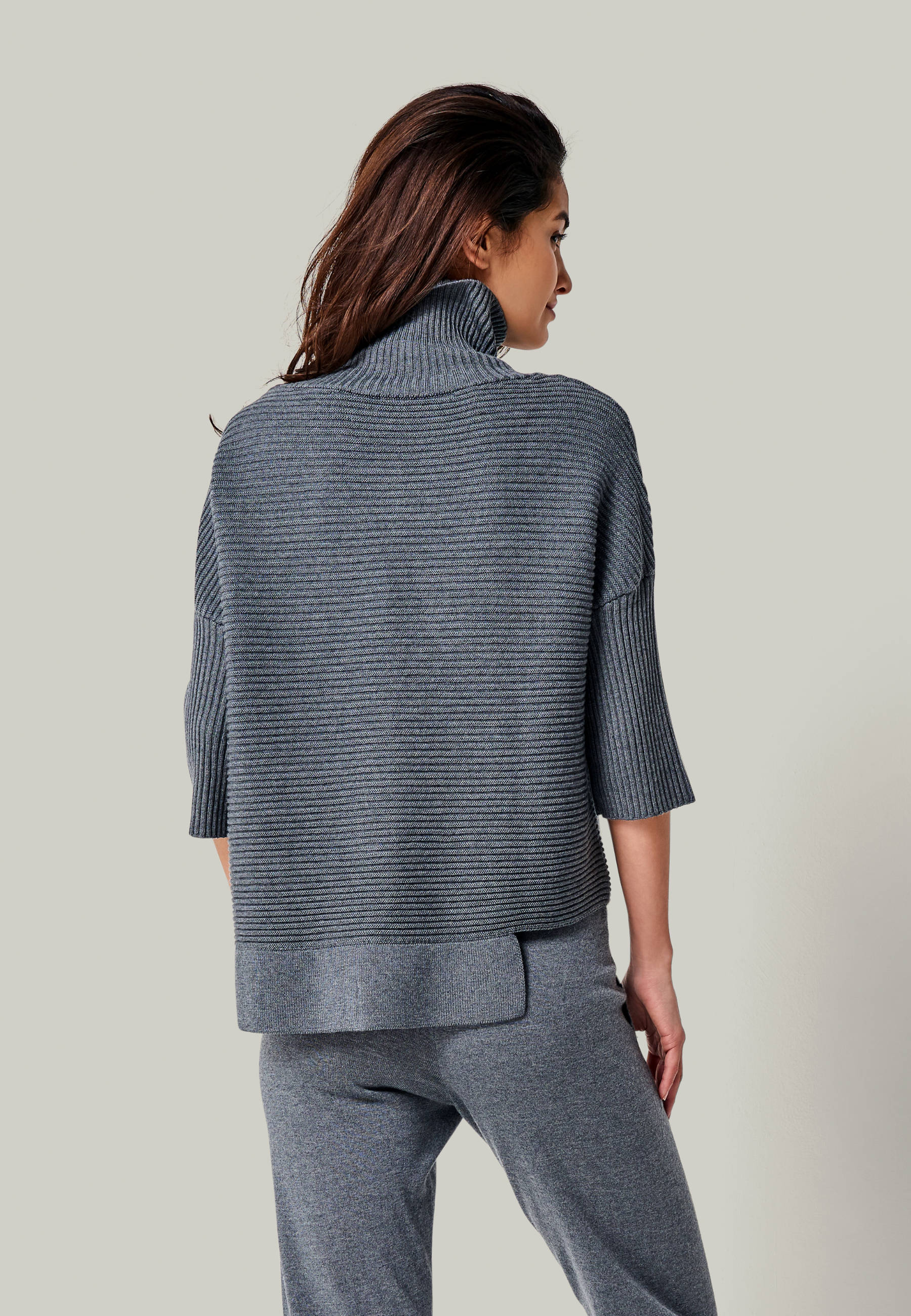 PULLOVER BAILEY - Asymmetrischer Merino Rollkragenpullover