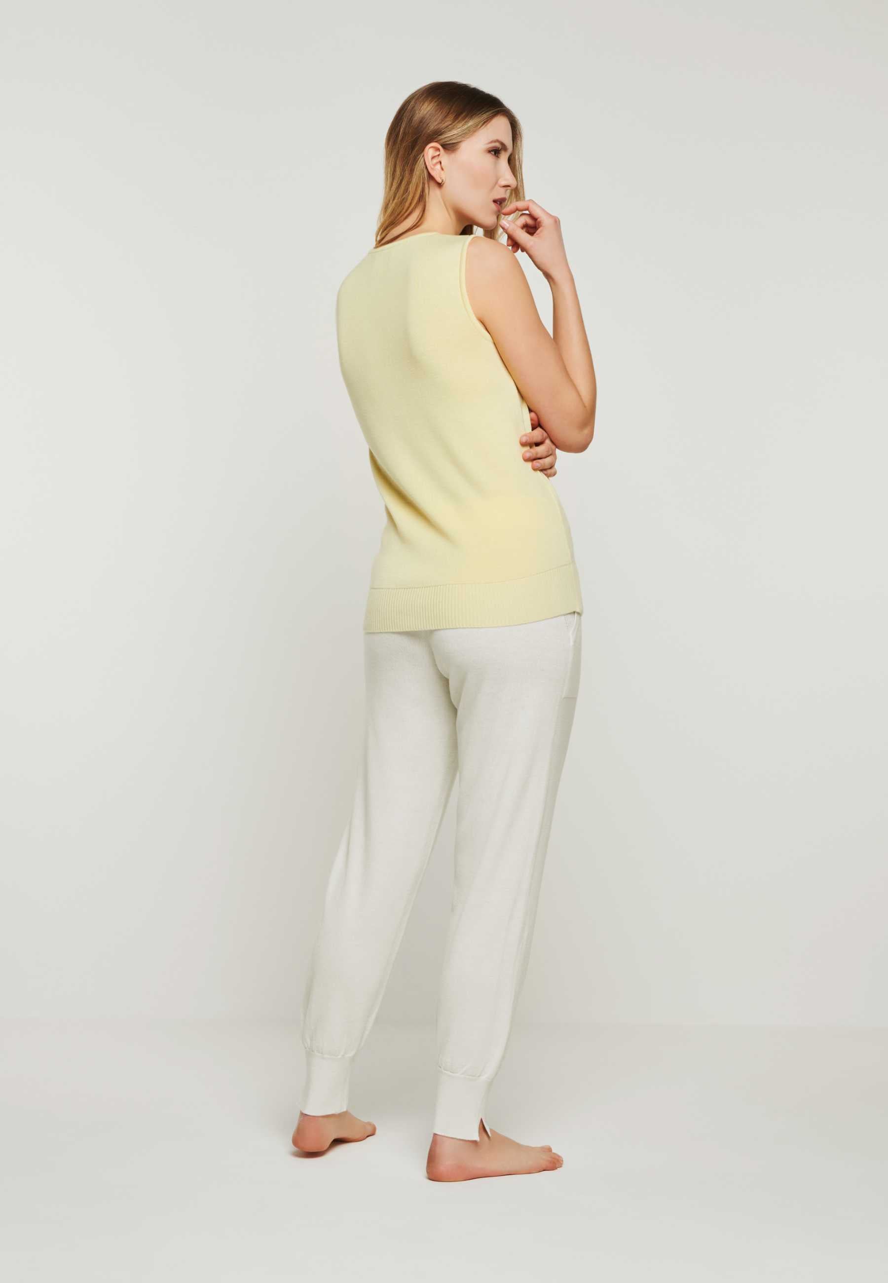 Rückansicht des zitronengelben Loungewear Tops BAILEY